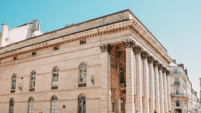 Façade néoclassique à colonnes corinthiennes dans le centre historique de Bordeaux