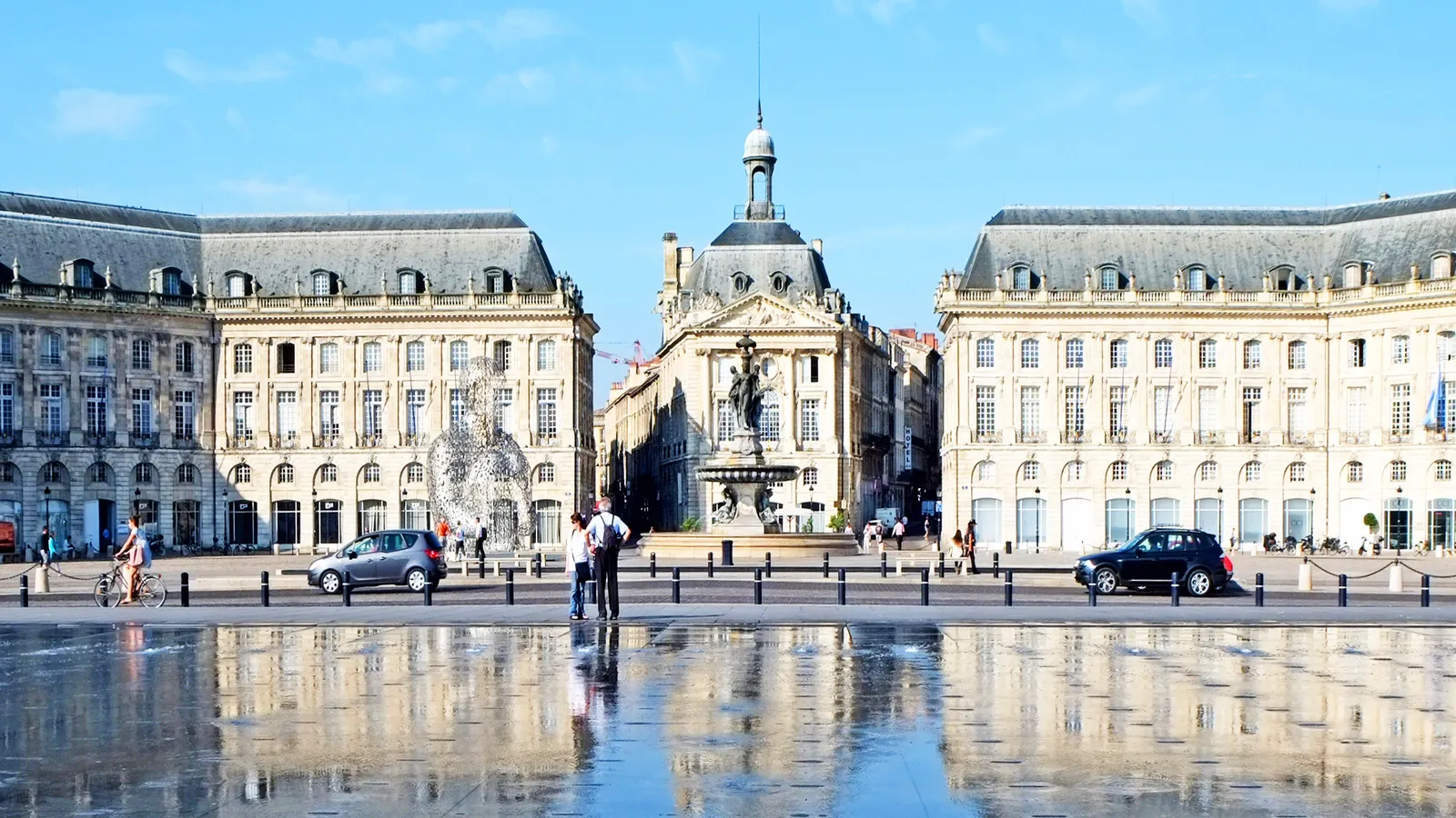 La place de la Bourse et le miroir d’eau à Bordeaux, première ville étudiante de Nouvelle-Aquitaine