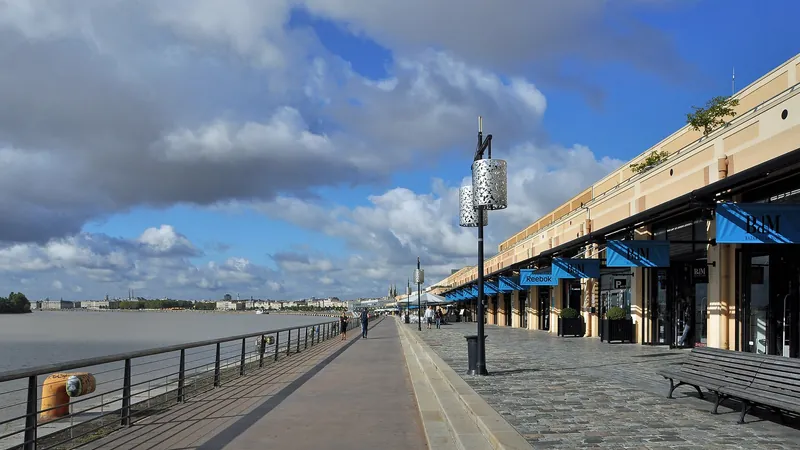 Le quai des Chartrons à Bordeaux, ses hangars réhabilités et les bords de Garonne