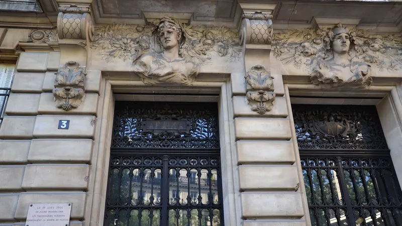 La façade sculptée de la Bourse du travail de Paris, rue du Château-d’Eau