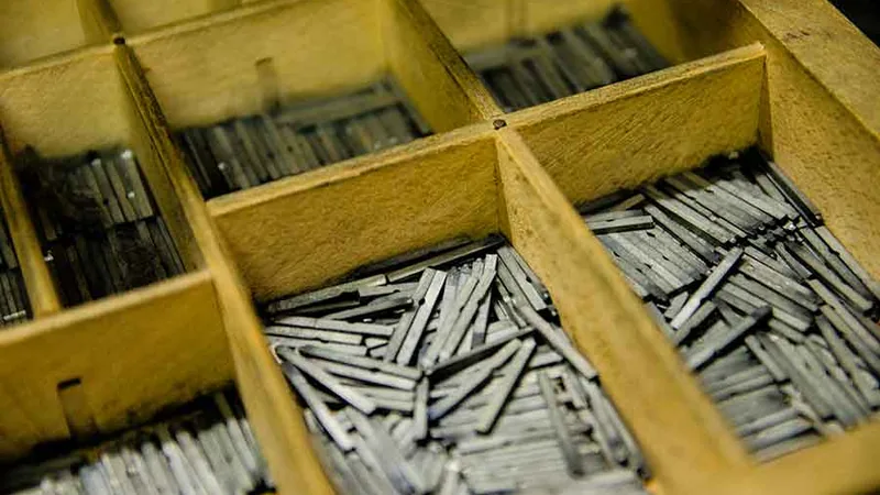 Casse de typographe et caractères mobiles en plomb, univers de la direction artistique