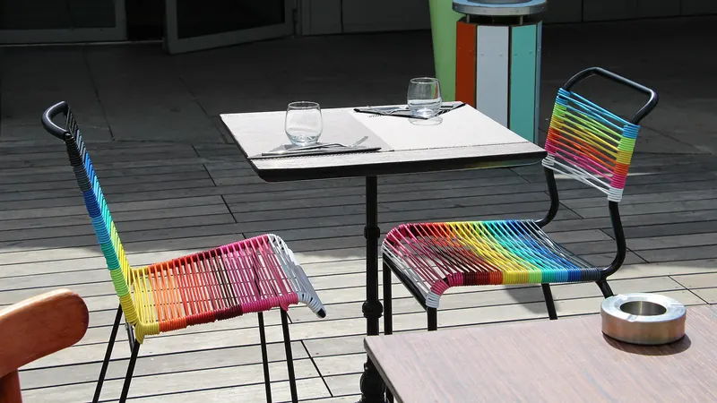Mobilier de design coloré sur la terrasse de la Cité de la mode et du design à Paris