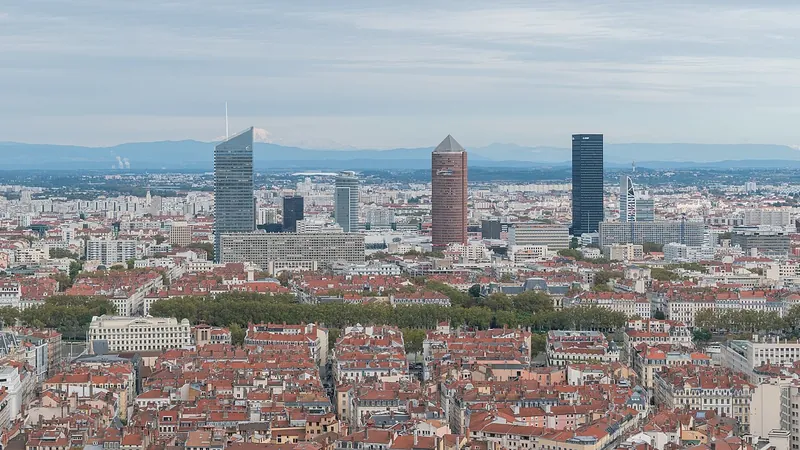 Vue générale de Lyon, les tours du quartier de la Part-Dieu et les toits de la Presqu’île