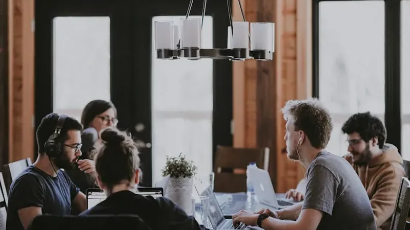 Équipe en réunion de travail, illustration des métiers des ressources humaines