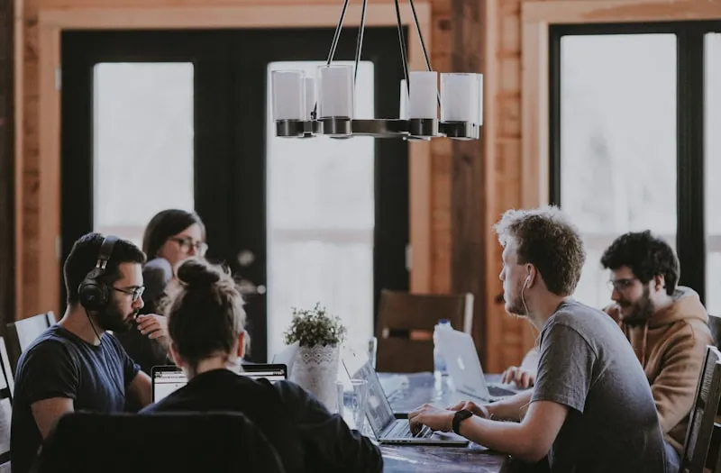 Équipe au travail, symbole des métiers des ressources humaines