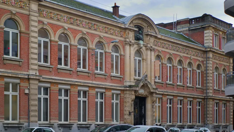 La façade de briques et de pierre de l’École supérieure de journalisme de Lille, rue Gauthier-de-Châtillon