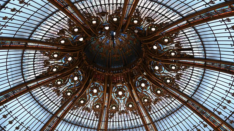 La coupole Art nouveau des Galeries Lafayette à Paris, symbole du commerce et des marques