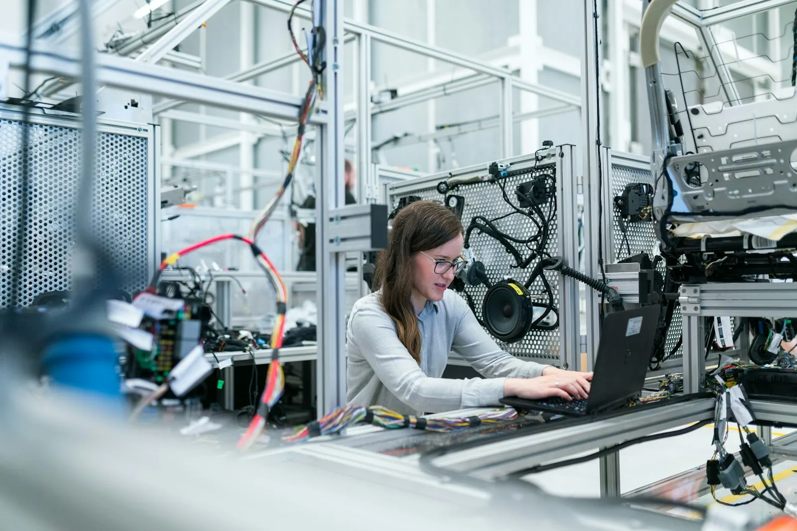 Ingénieure travaillant sur un équipement industriel en laboratoire