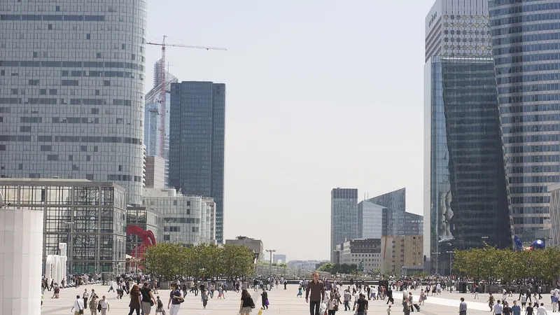 L’esplanade de La Défense et ses tours de bureaux, premier quartier d’affaires européen