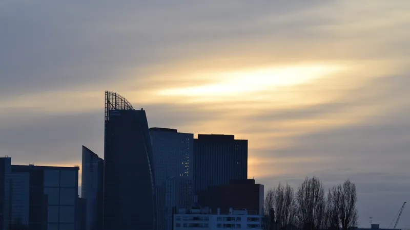 Les tours de La Défense au coucher du soleil