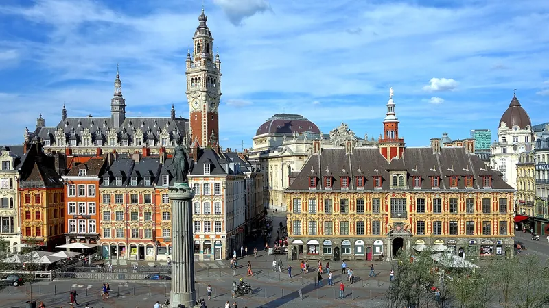 La Grand-Place de Lille, la Vieille Bourse et le beffroi de la chambre de commerce