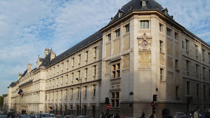 Façade du lycée Louis-le-Grand, à l’angle de la rue Saint-Jacques, à Paris