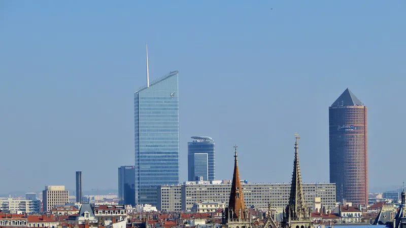 Les tours de la Part-Dieu dominant les toits de Lyon