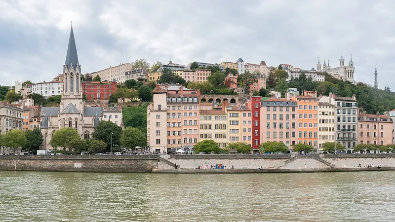 Les quais de Saône à Lyon, les façades du quartier Saint-Georges et la colline de Fourvière