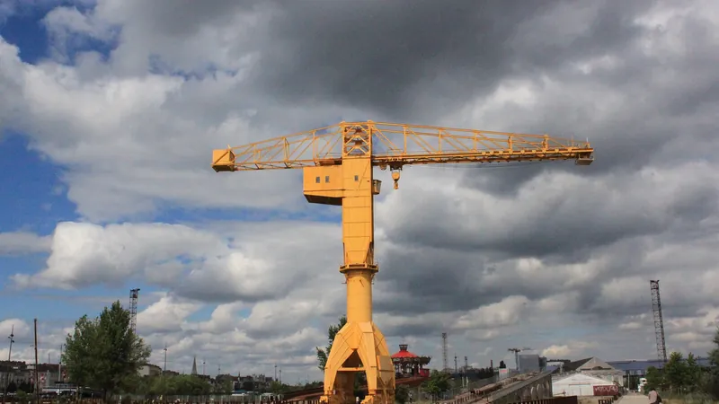 La grue Titan jaune sur l’île de Nantes, vestige des anciens chantiers navals