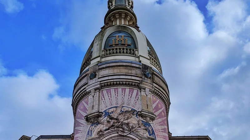 La tour LU du Lieu Unique à Nantes, sa coupole et sa frise décorative