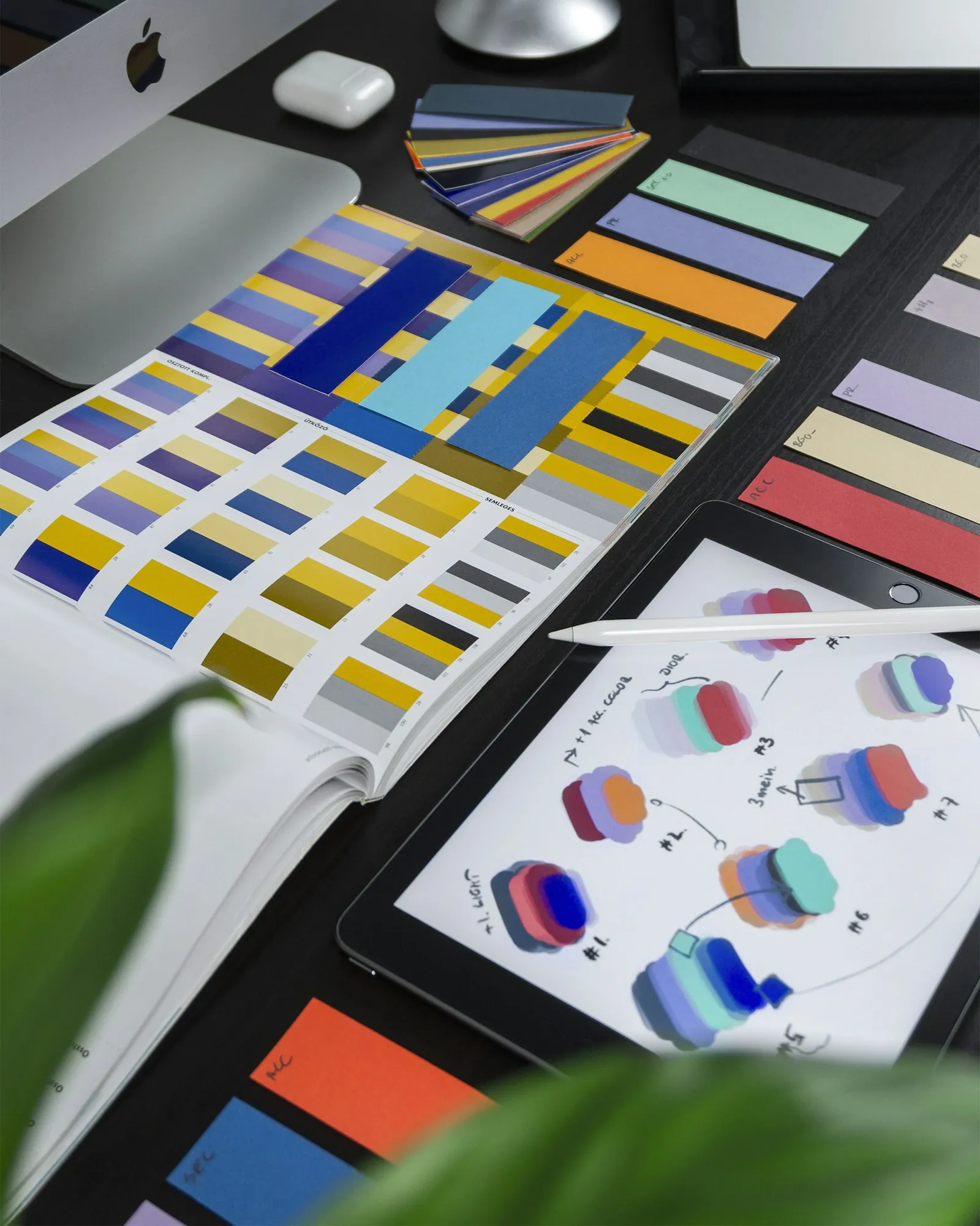 Nuanciers et matériel de création d'un studio de design