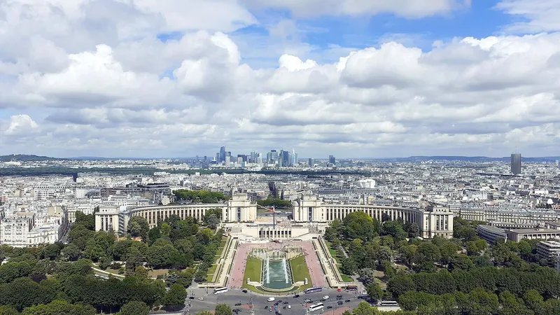 Vue de Paris depuis la tour Eiffel, du Trocadéro aux tours de La Défense