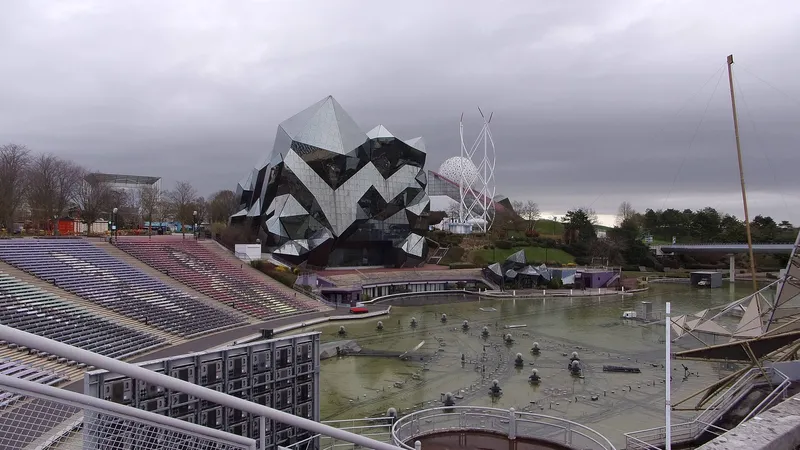 Le Kinémax et le lac du parc du Futuroscope, près de Poitiers
