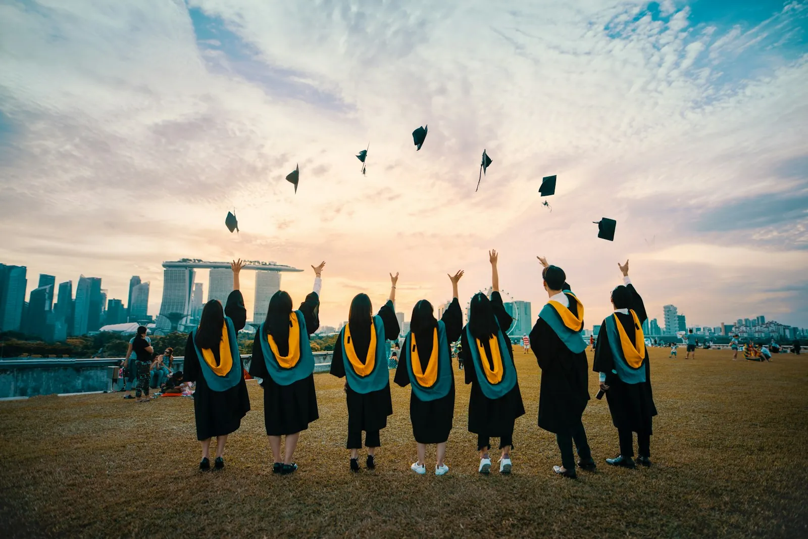 Diplômés d'une école de commerce lançant leur toque lors de la cérémonie de remise des diplômes