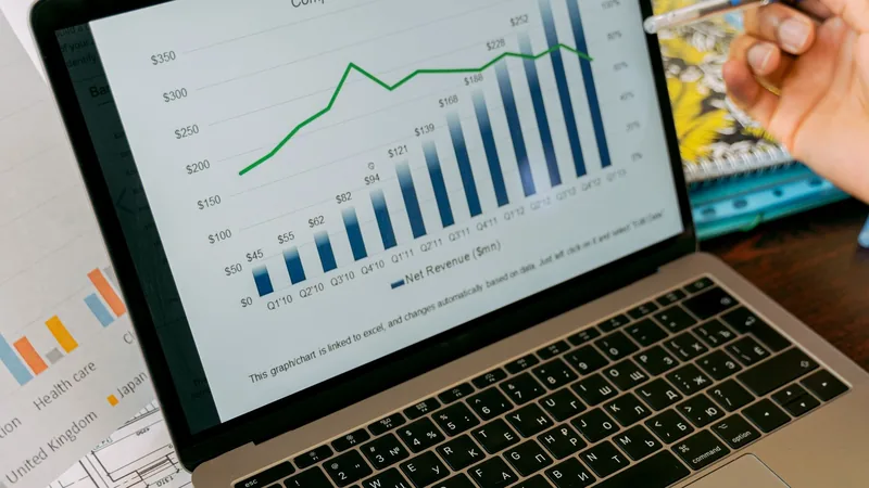 Tableau de bord d’analyse de données affiché sur l’écran d’un ordinateur portable